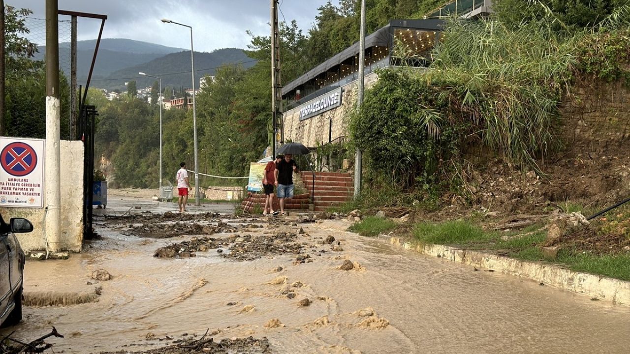 Sinop'un Gerze İlçesinde Şiddetli Sağanak Yağış, Yolları Olumsuz Etkiledi