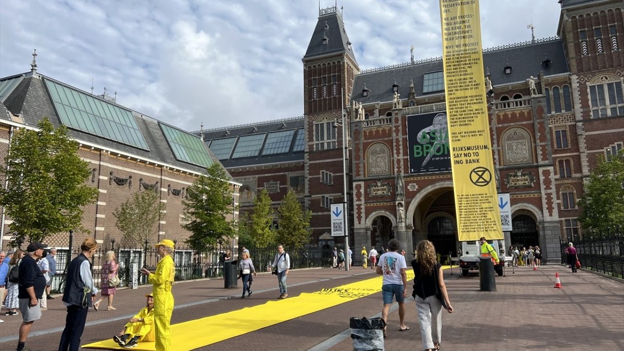 Amsterdam'da İklim Aktivistlerinden Rijksmuseum Eylemi