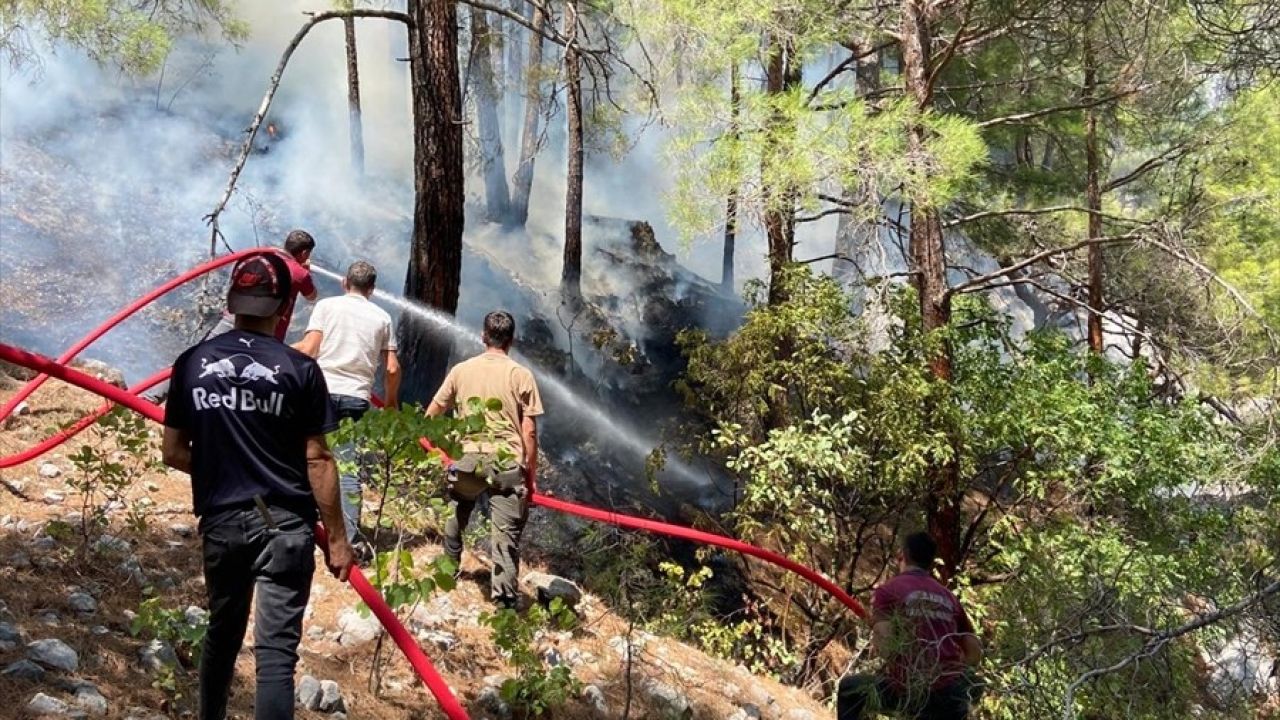 Antalya'da Yıldırımın Neden Olduğu Orman Yangınına Müdahale Başladı