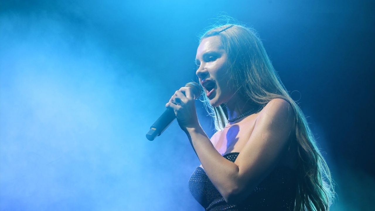 Otilia, Antalya'da Unutulmaz Bir Konser Verdi