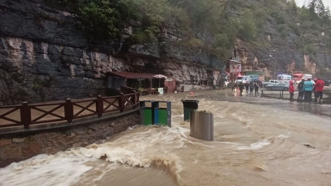 Trabzon'da Sağanak Nedeniyle Mağarada Mahsur Kalan Turistler Kurtarıldı