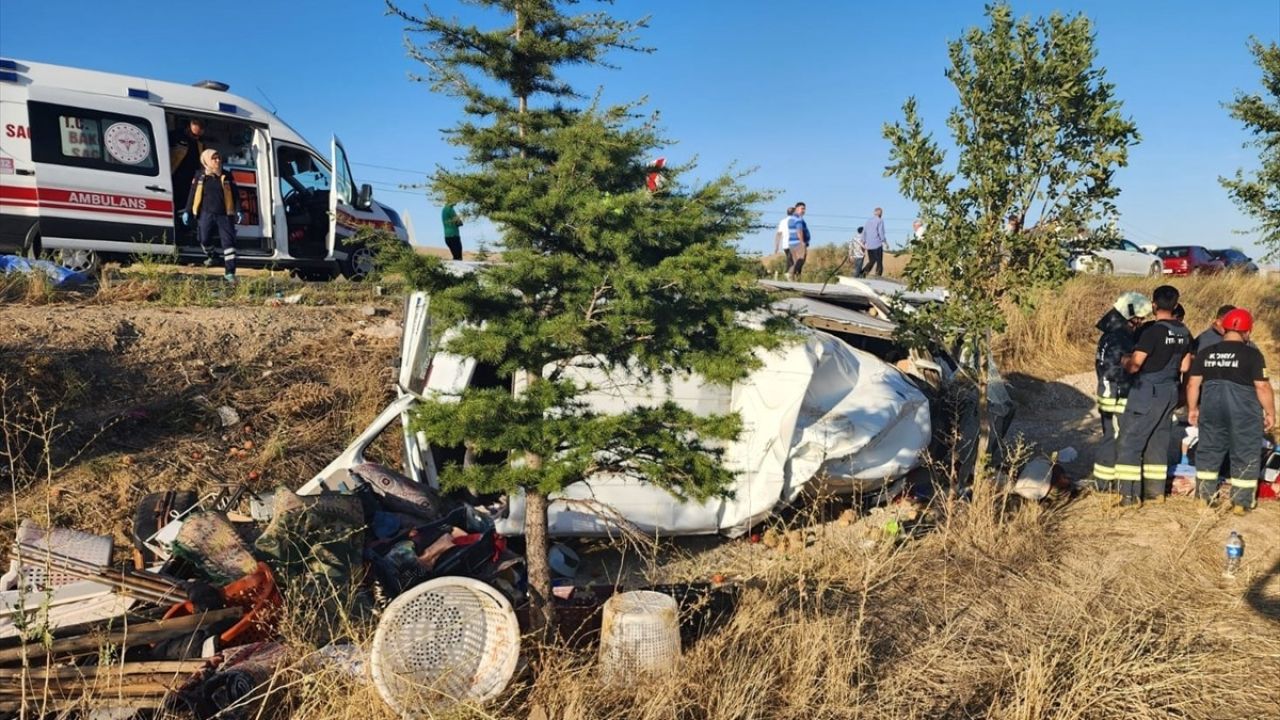 Konya'da Minibüs ve Traktör Çarpışması: 2 Kayıp, 9 Yaralı