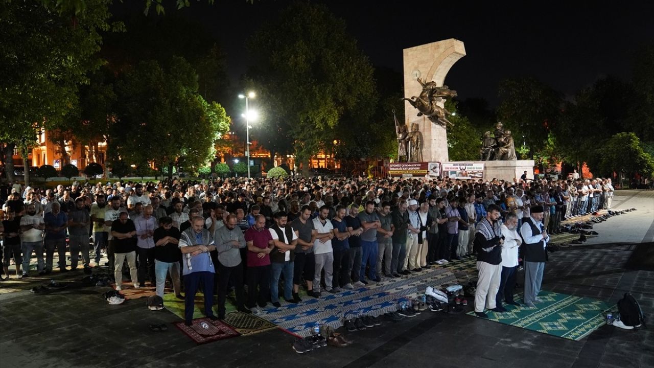 İstanbul'da Filistin İçin Dua Etmek İçin Bir Araya Gelindi