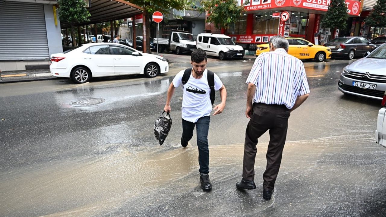 İstanbul'da Sağanak Yağışlar Hayatı Olumsuz Etkiliyor