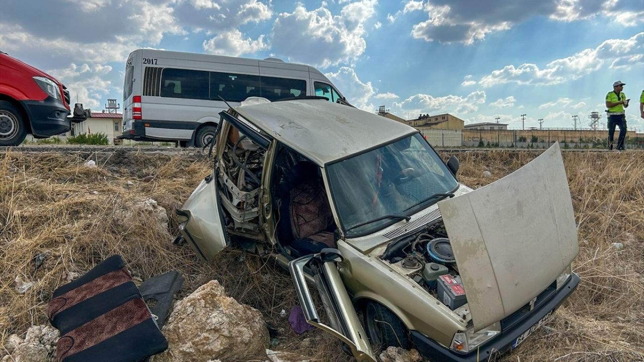 Uşak'ta Minibüs ve Otomobil Çarpıştı: 1 Ölü, 3 Yaralı