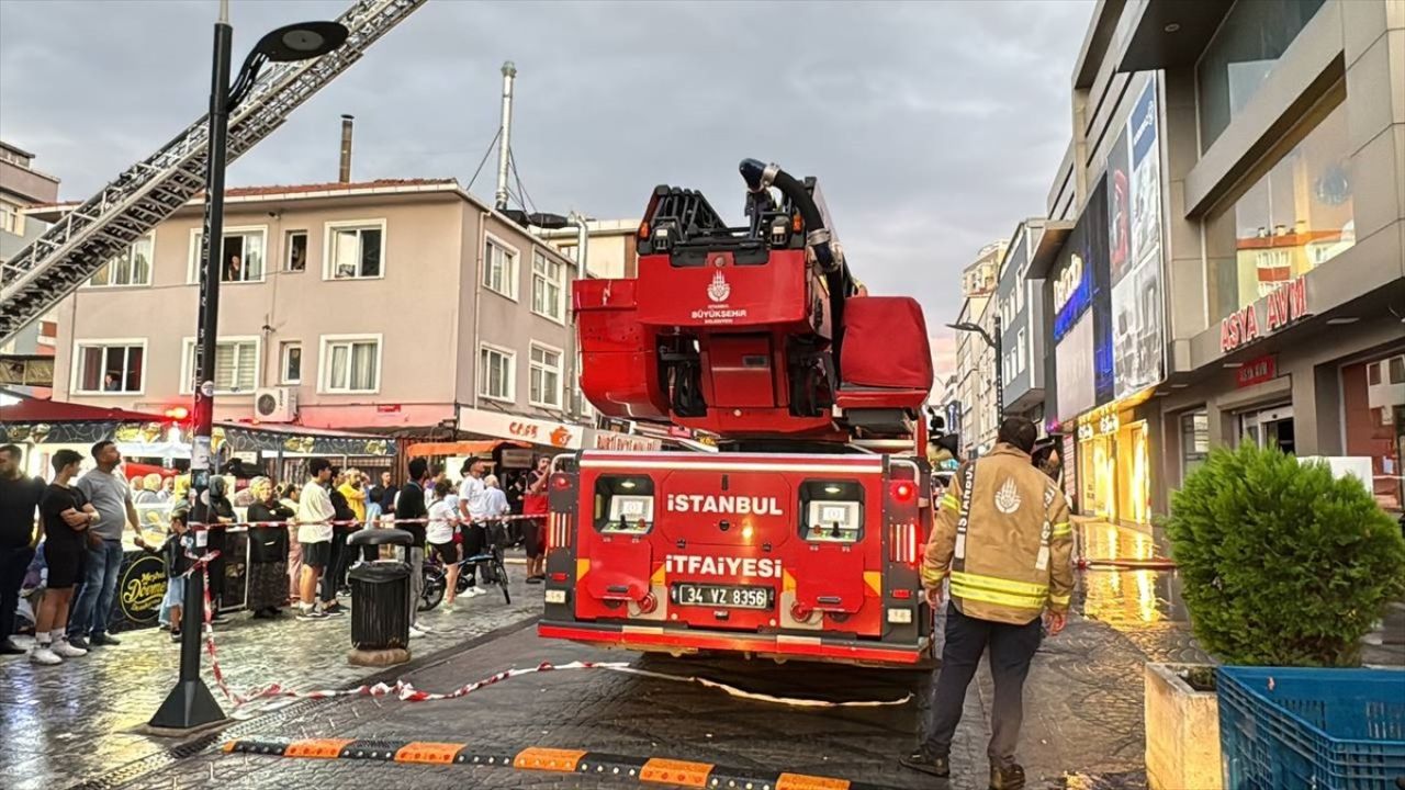 Ataşehir'deki İş Merkezinde Yangın Panik Yarattı