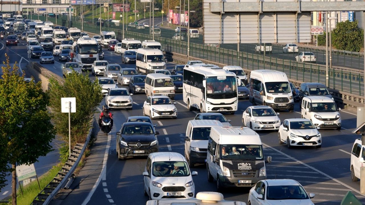 İstanbul'da Yeni Eğitim Yılı Başlarken Trafik Yoğunluğu Artıyor