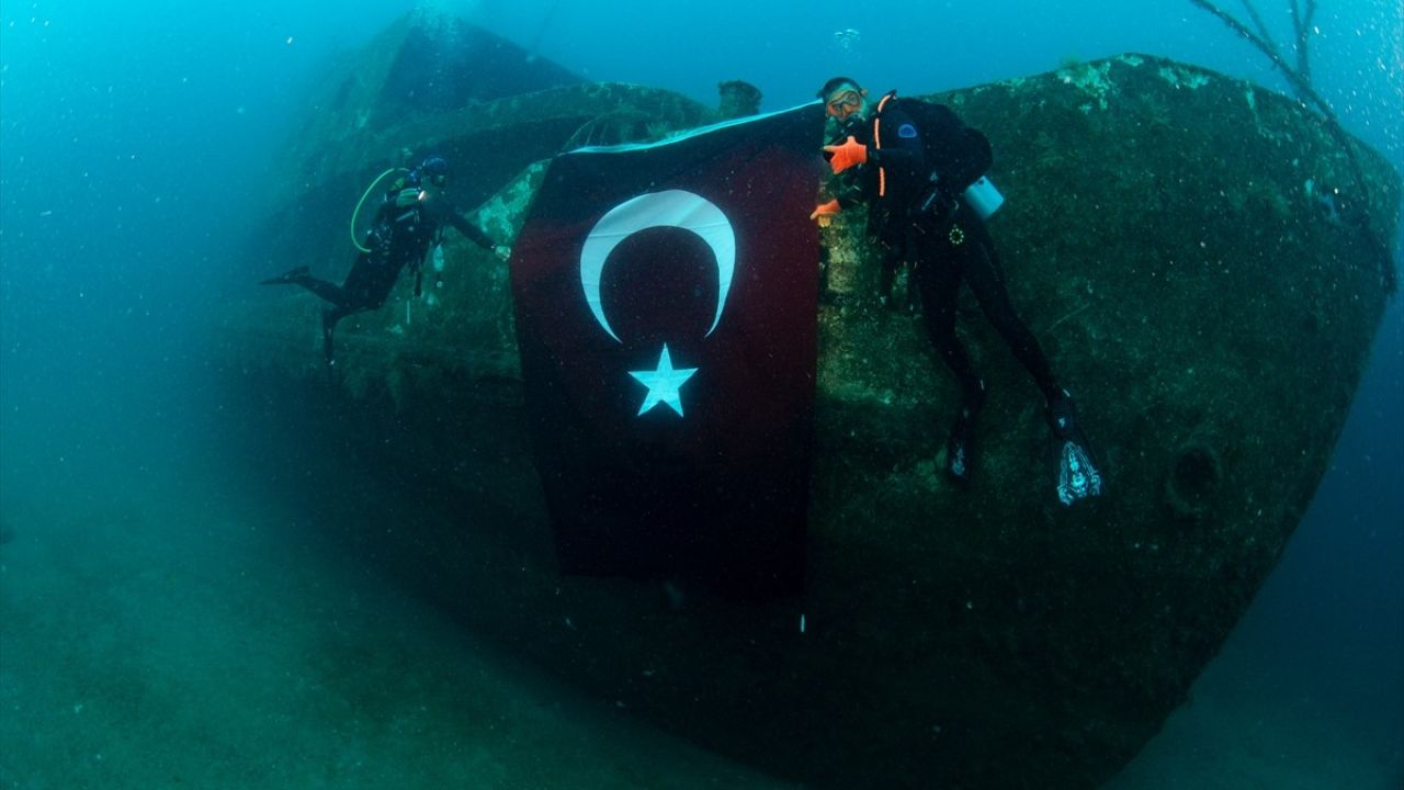 İzmir'de Dalgıçlar Türk Bayrağı ile 9 Eylül'ü Kutladı