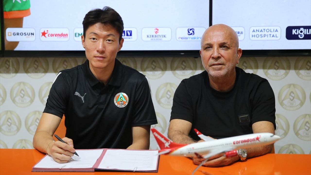 Alanyaspor'dan Ui-jo Hwang'a İmza Töreni