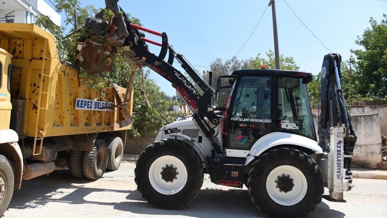 Antalya'da Gecekondudan 14 Kamyon Çöp Çıkarıldı