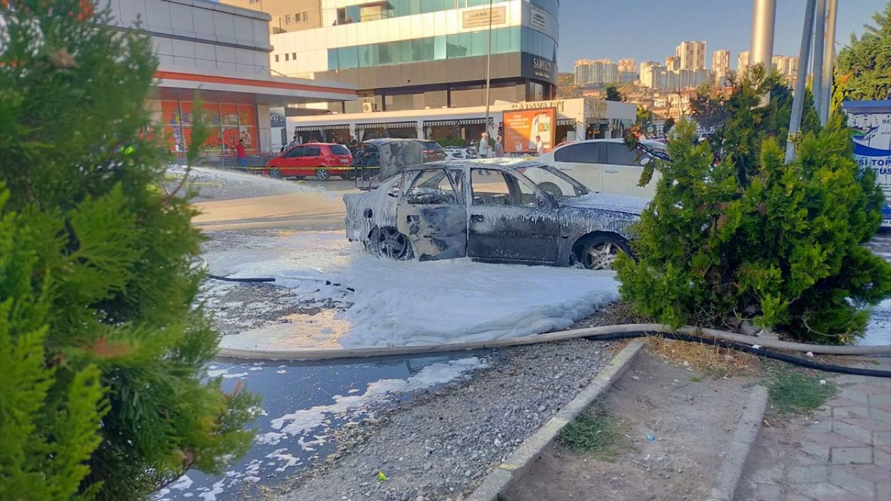 Tokat'ta Park Halindeki Araç Yangını