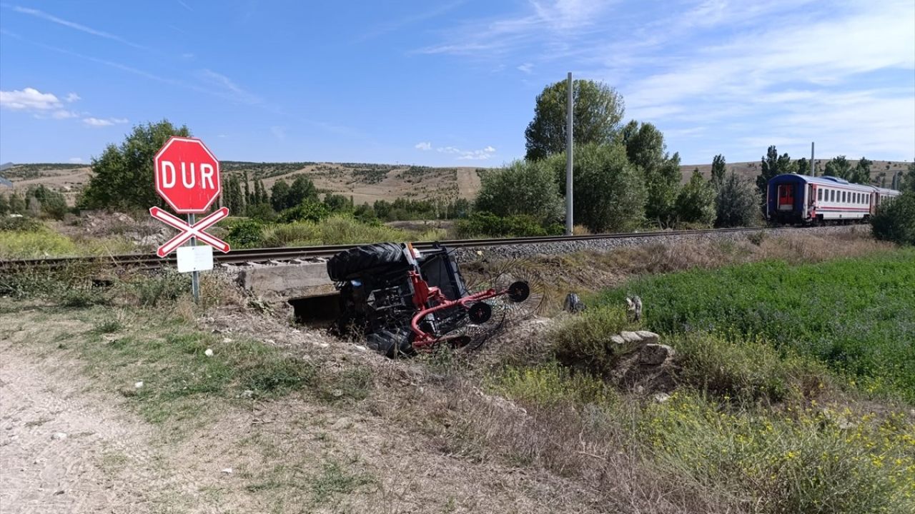 Tren ve Traktör Çarpışması: Yaralılar Hastaneye Kaldırıldı