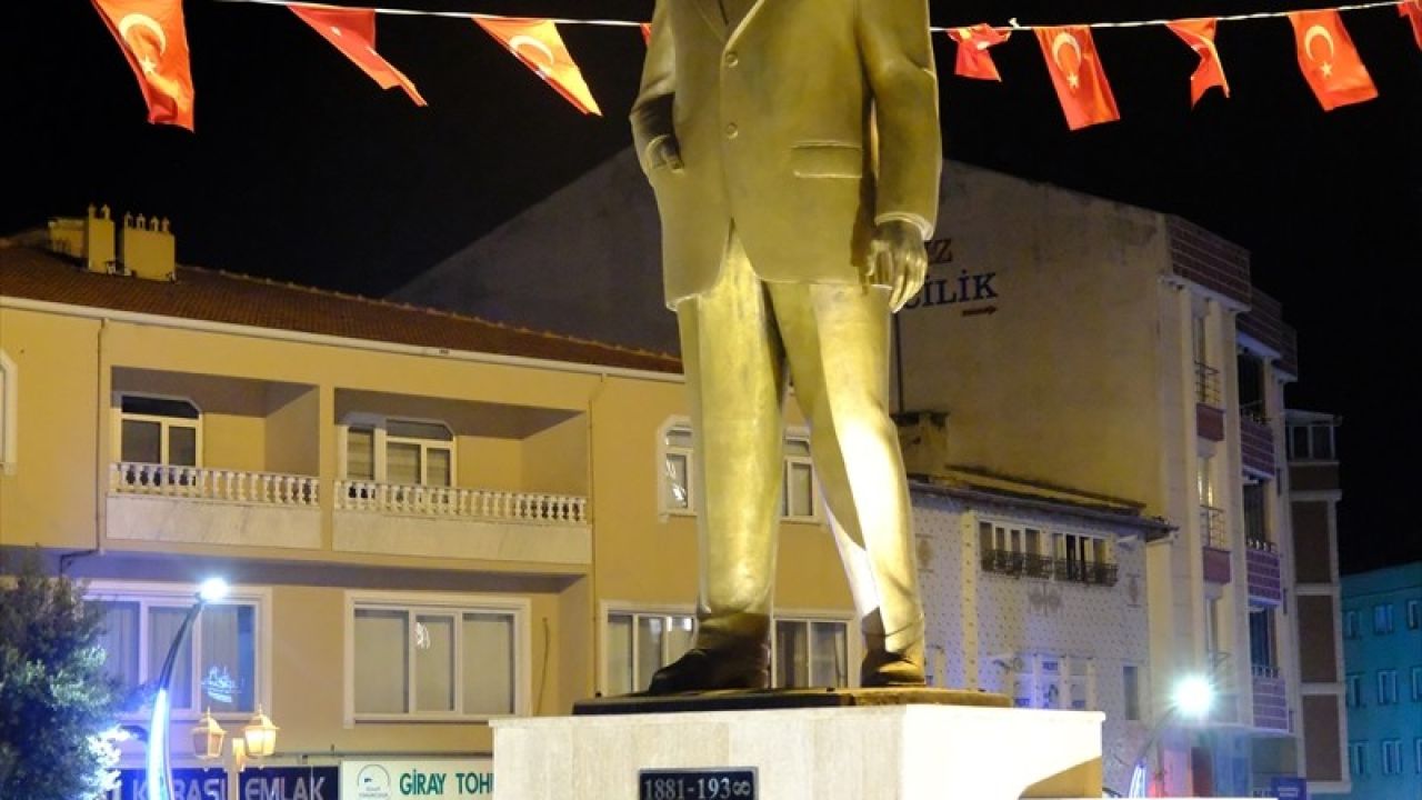 Kırklareli'nde Atatürk Heykeline Zarar Vermeye Çalışan Kişi Hakkında İşlem Başlatıldı