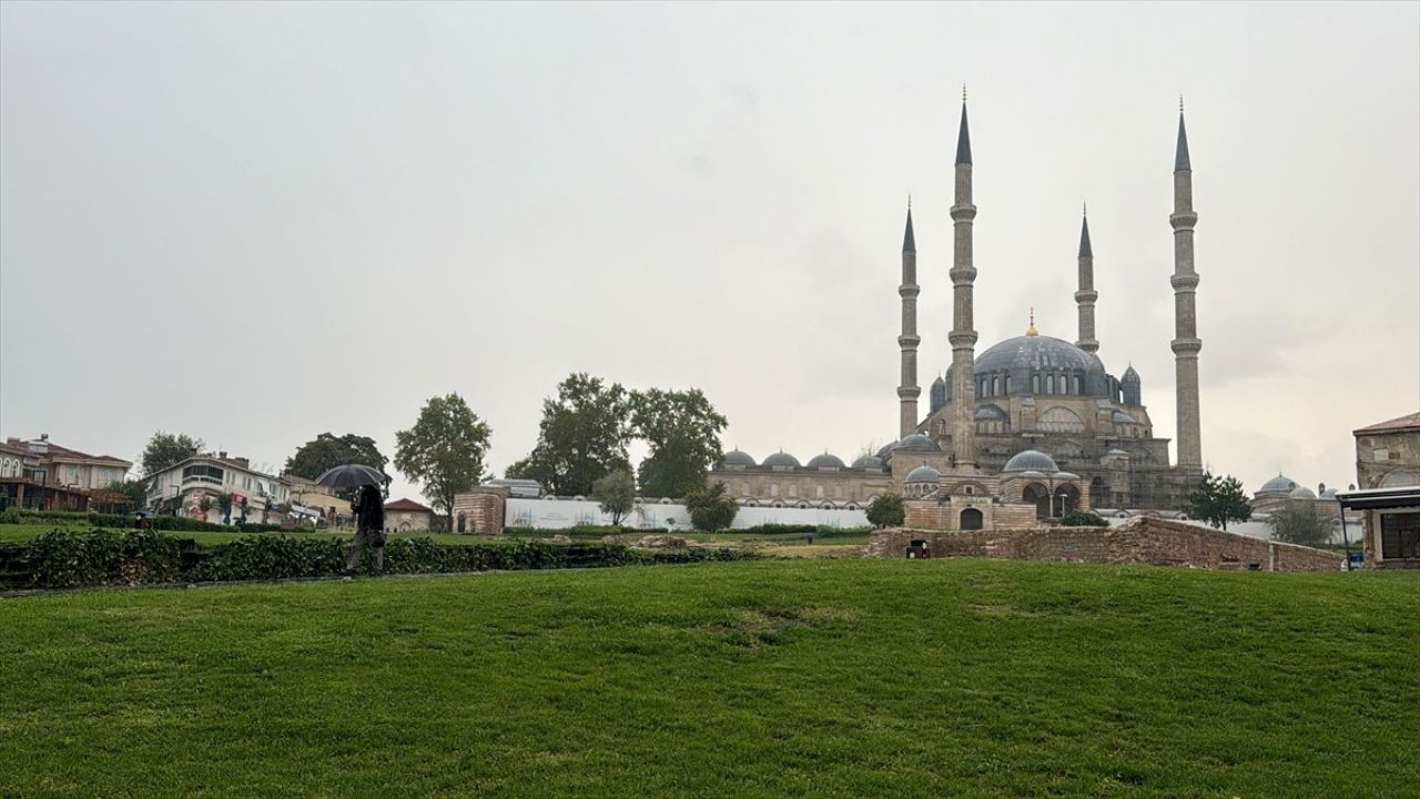 Edirne'de Gök Gürültülü Sağanak Yağışlar Hayatı Olumsuz Etkiliyor