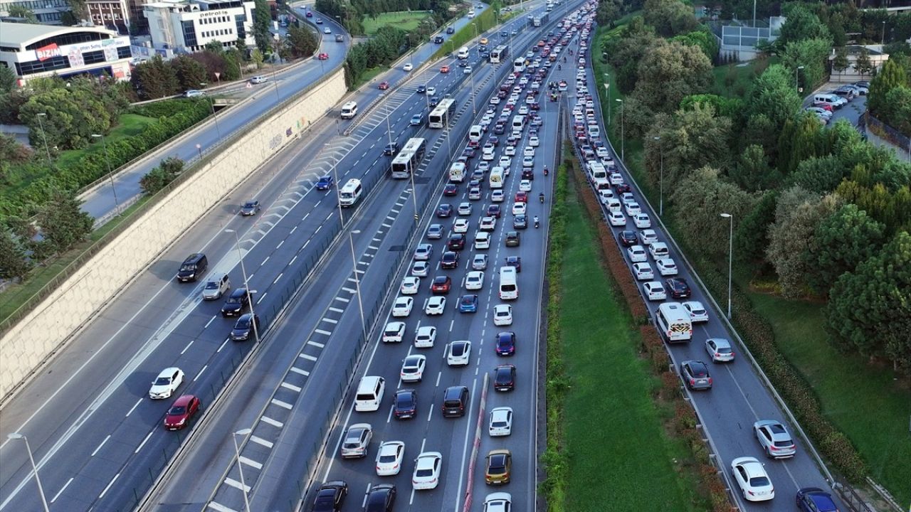 İstanbul'da Trafik Yoğunluğu Artıyor