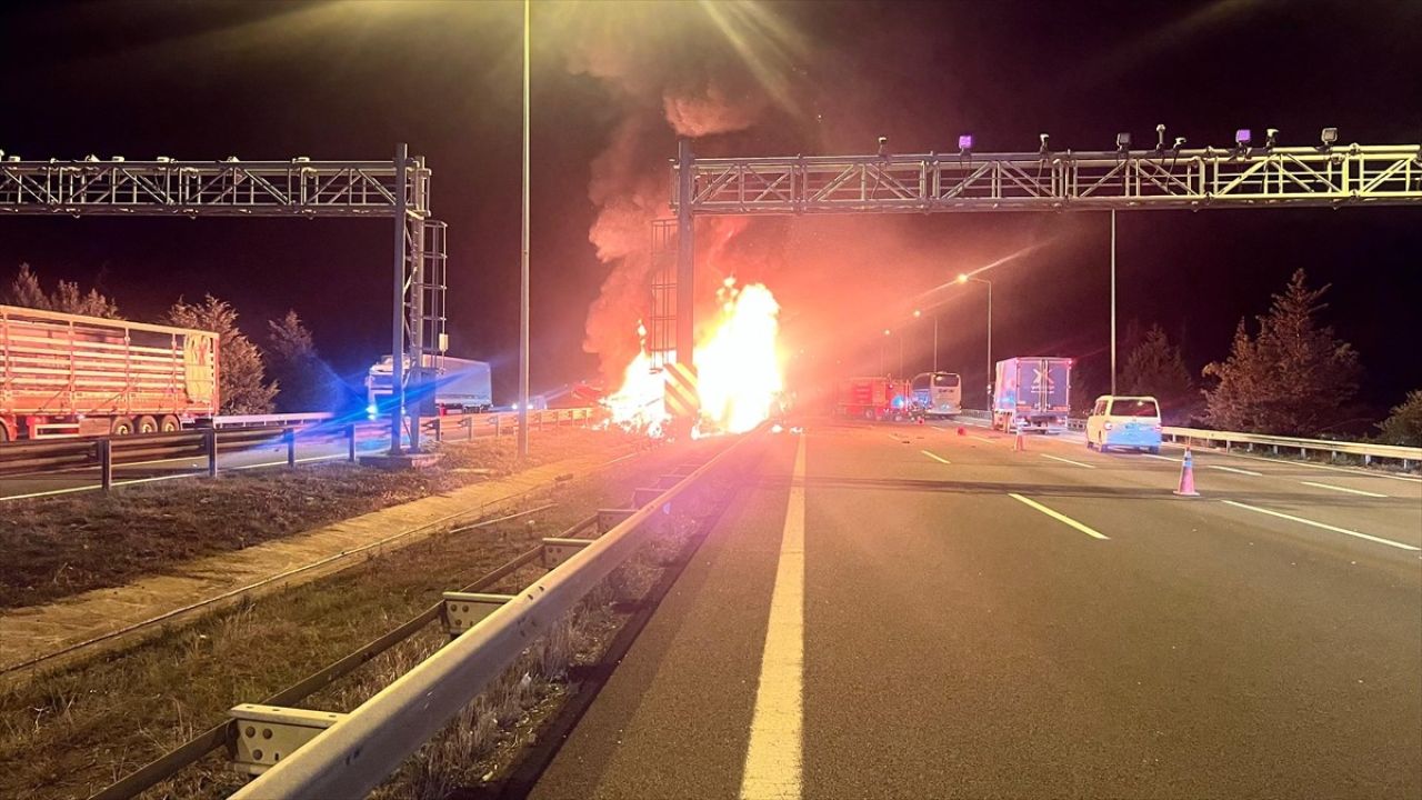 Anadolu Otoyolu'nda Yangınla Sonuçlanan Trafik Kazası