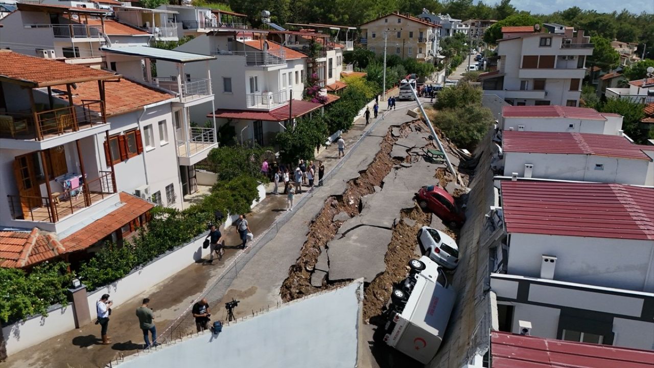 İzmir Menderes'te Şiddetli Sağanak Büyüktü: Yol Çöktü, Su Bastı