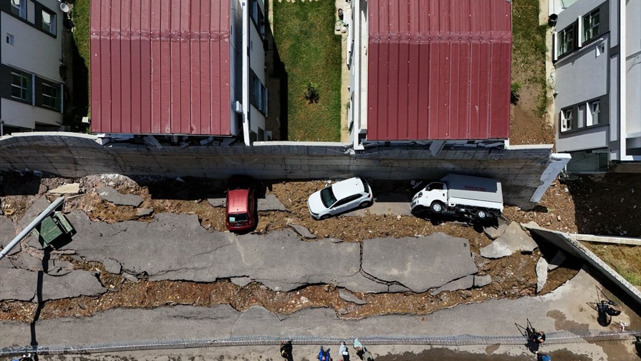 İzmir Menderes'te Şiddetli Sağanak Sonrası Yol Çöktü