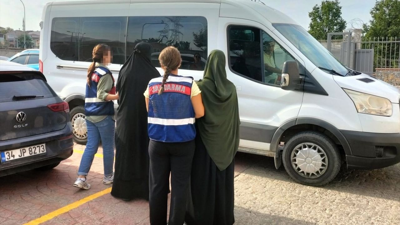 İzmir'de DEAŞ Operasyonunda 2 Zanlı Tutuklandı