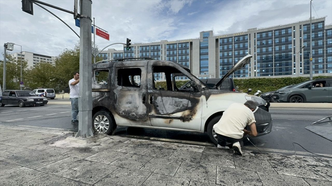 Kartal'da Park Halindeki Hafif Ticari Araçta Yangın Çıktı