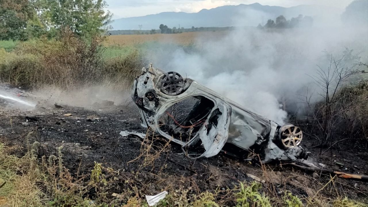 Sakarya'da Devrilen Araç Yangını