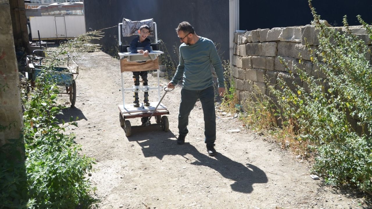 Hakkari'de Babadan Özel Çaba: Serebral Palsili Oğlu İçin Ayakta Durma Sehpası