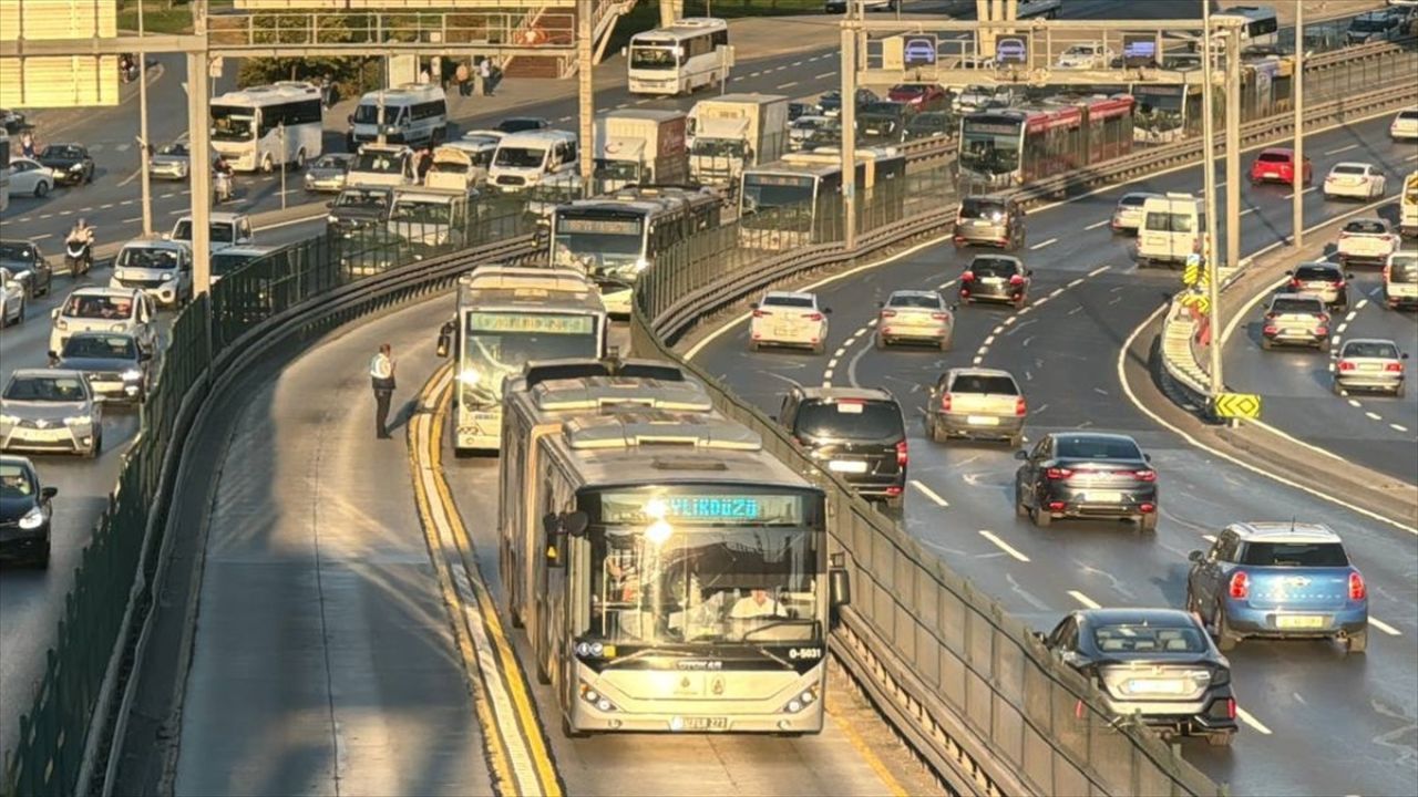 Beylikdüzü-Söğütlüçeşme Metrobüsünde Lastik Patlaması: Seferler Normale Döndü