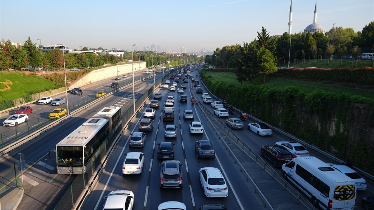 İstanbul'da Trafik Yoğunluğu Yine Baş Gösterdi