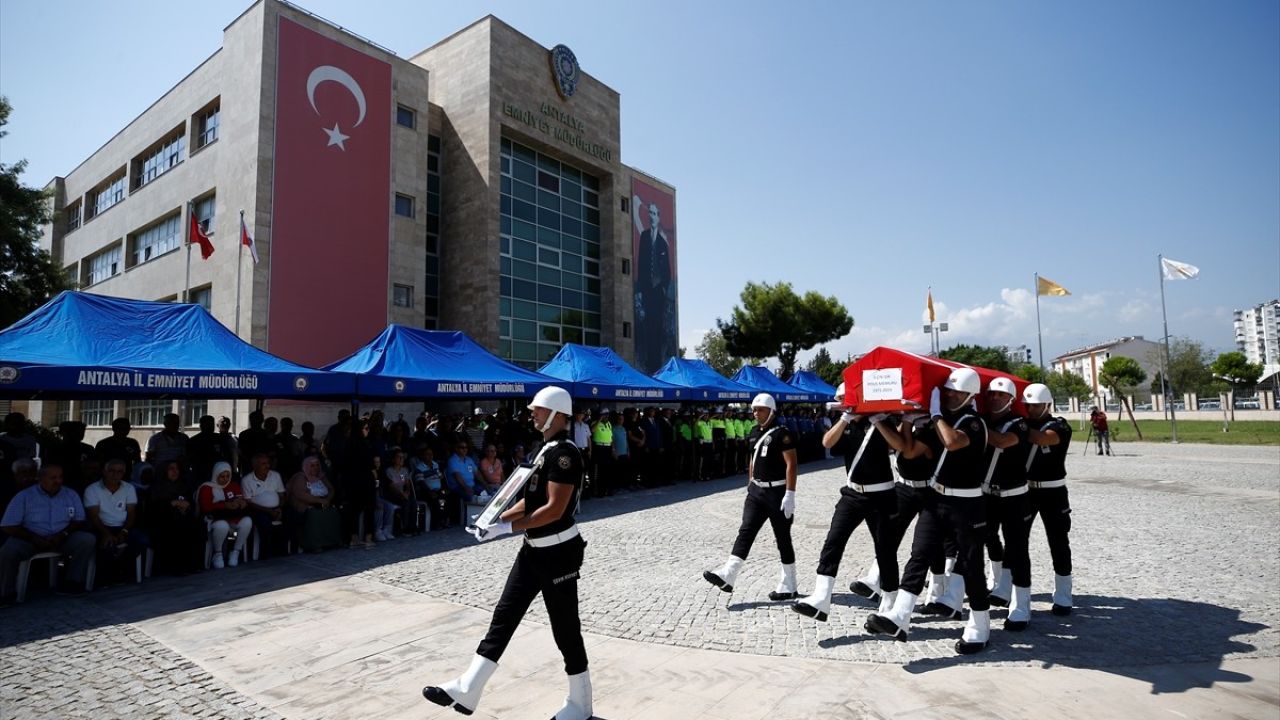 İstanbul'daki Trafik Kazasında Hayatını Kaybeden Polis Memuru Antalya'da Defnedildi