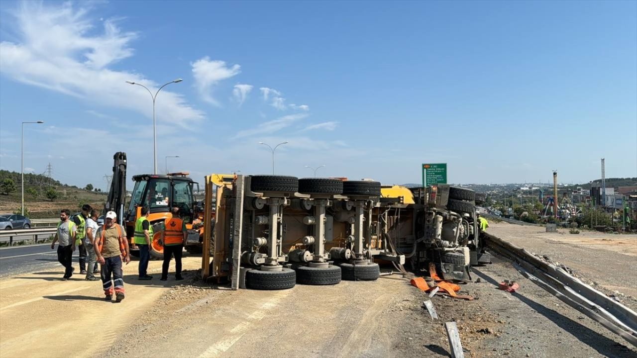 Pendik'te Devrilen Hafriyat Kamyonu Sürücüsü Yaralandı