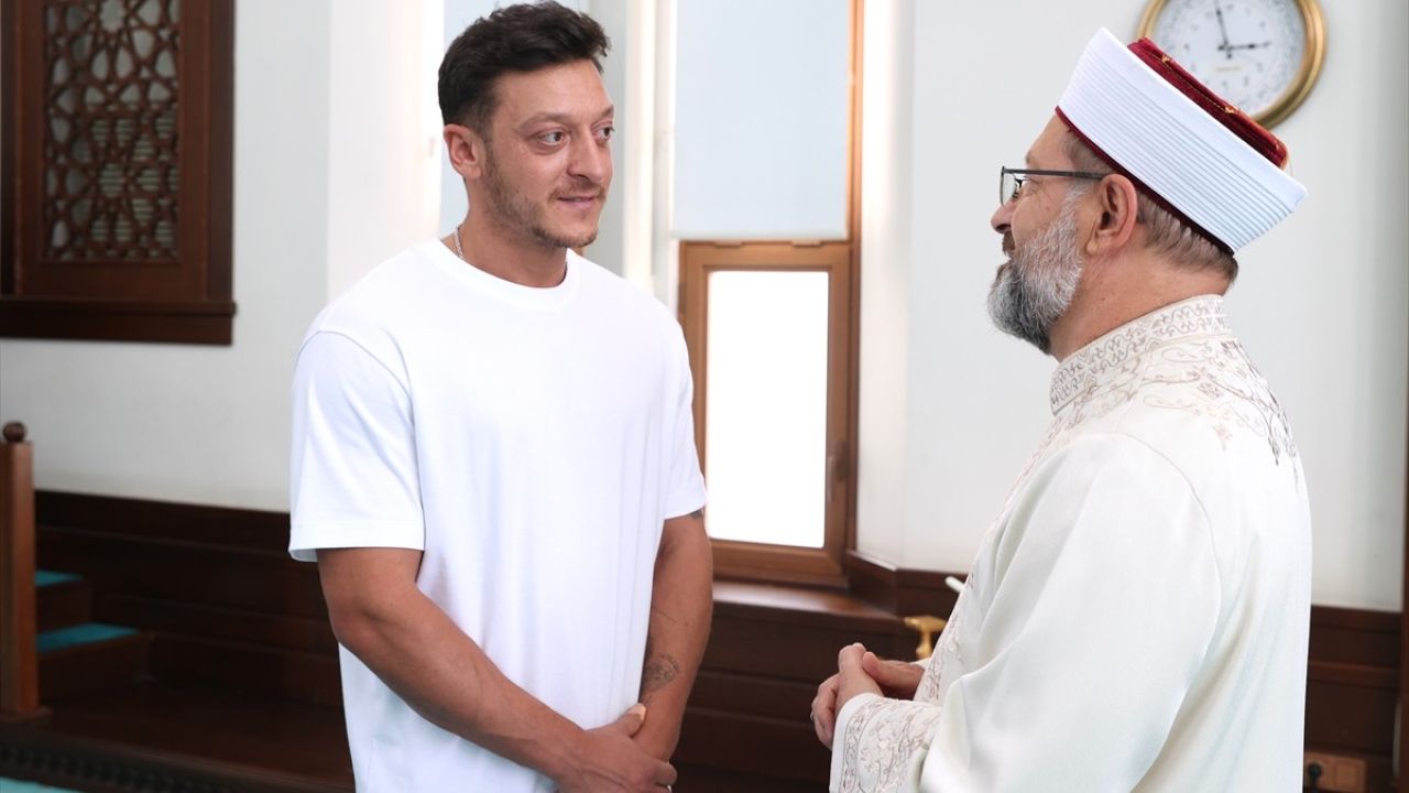 Diyanet İşleri Başkanı Ali Erbaş, Mesut Özil ile Camii'de Buluştu