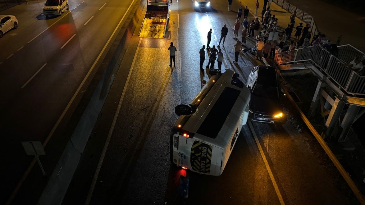 Kocaeli'de İşçi Servisi ile Otomobil Çarpıştı: 7 Yaralı