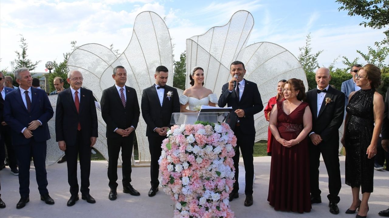 CHP Lideri Özgür Özel, Gülizar Biçer Karaca'nın Oğlunun Nikah Şahidiydi