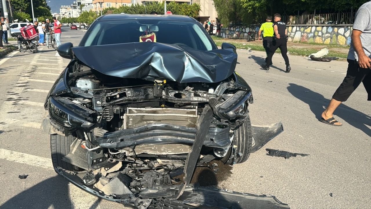 Hatay'da Otomobil Motosiklete Çarptı: Üç Yaralı