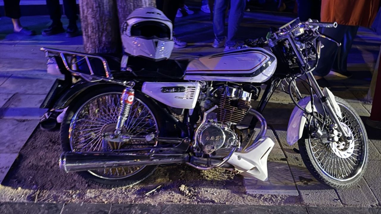 Düzce'de Otomobil ile Motosiklet Çarpıştı: 2 Yaralı