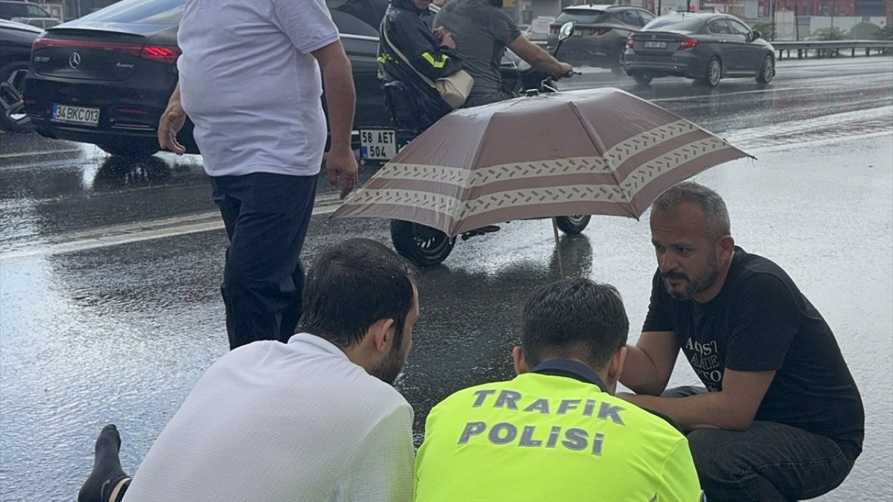 İstanbul'da Yağışlı Havada Motosiklet Kazası