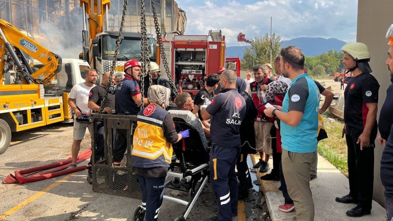 Sakarya'daki Makarna Fabrikasında Patlama: 20 Yaralı, 1 Kişi Kurtarıldı