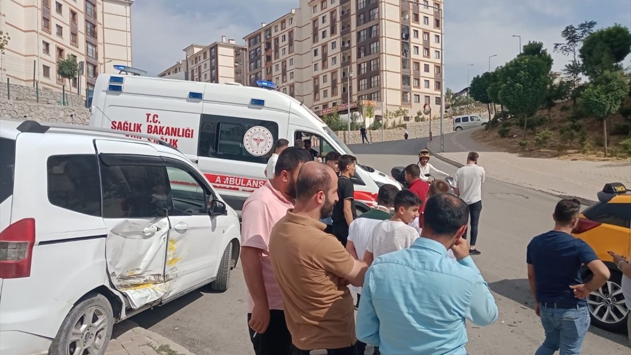 Şırnak'ta Taksi ve Hafif Ticari Araç Çarpıştı: 4 Yaralı