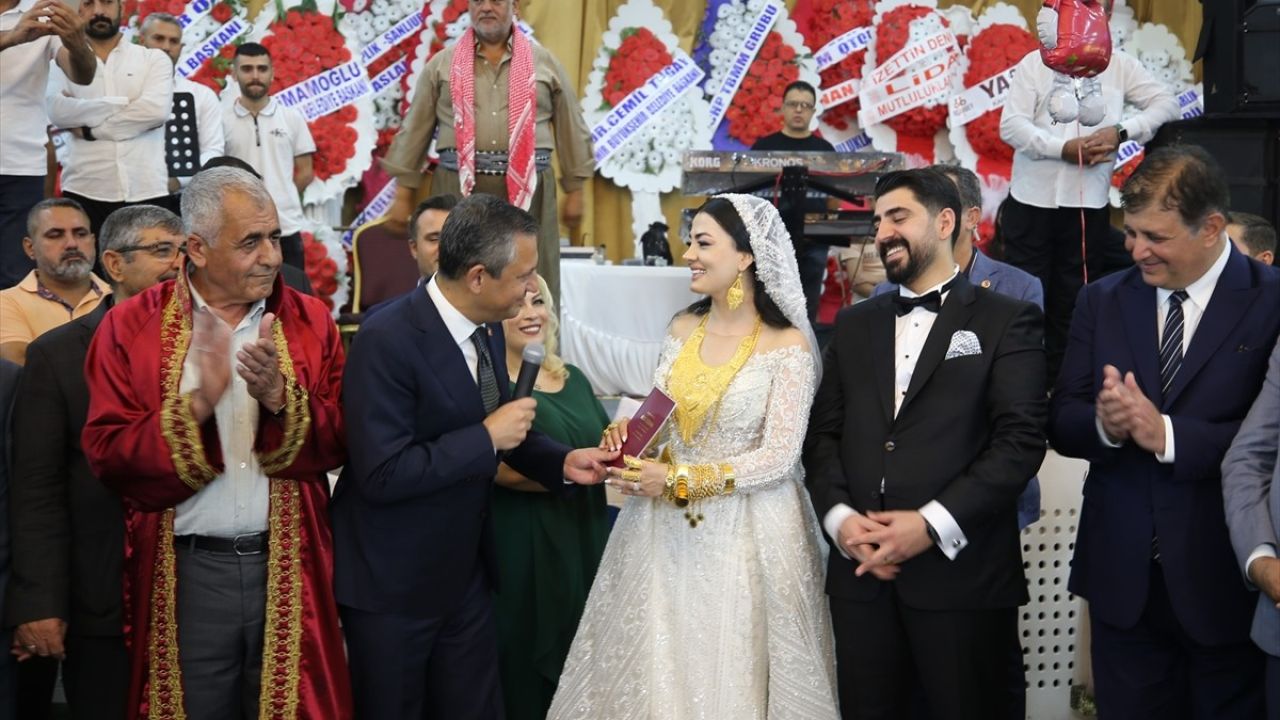 CHP Genel Başkanı Özgür Özel Mardin'de Nikah Şahidi Oldu