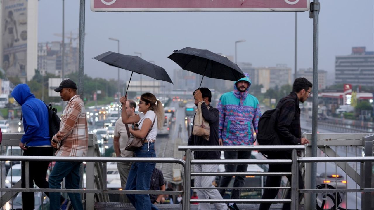 İstanbul'da Yağışla Birlikte Artan Trafik Yoğunluğu