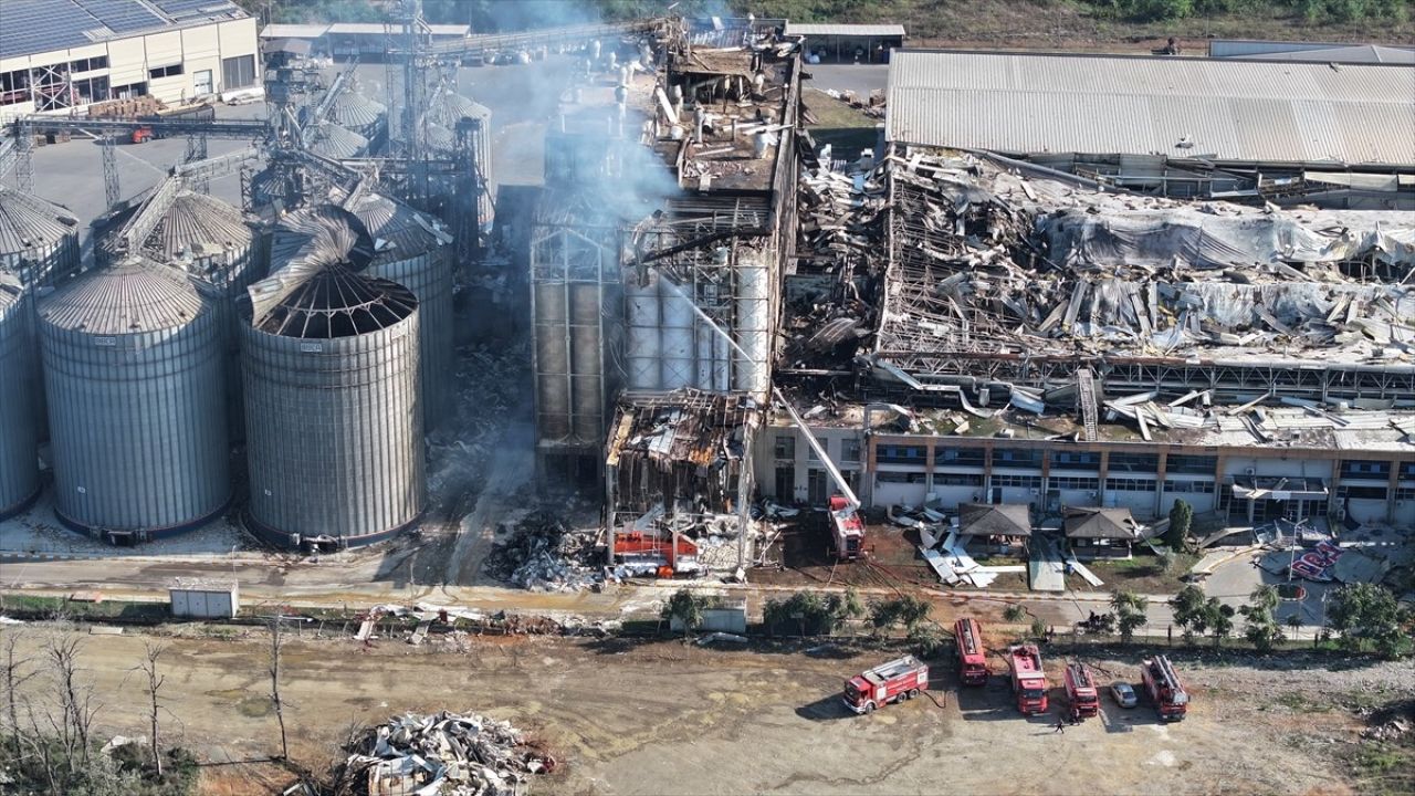 Sakarya'daki Fabrika Patlamasında Soğutma Çalışmaları Devam Ediyor