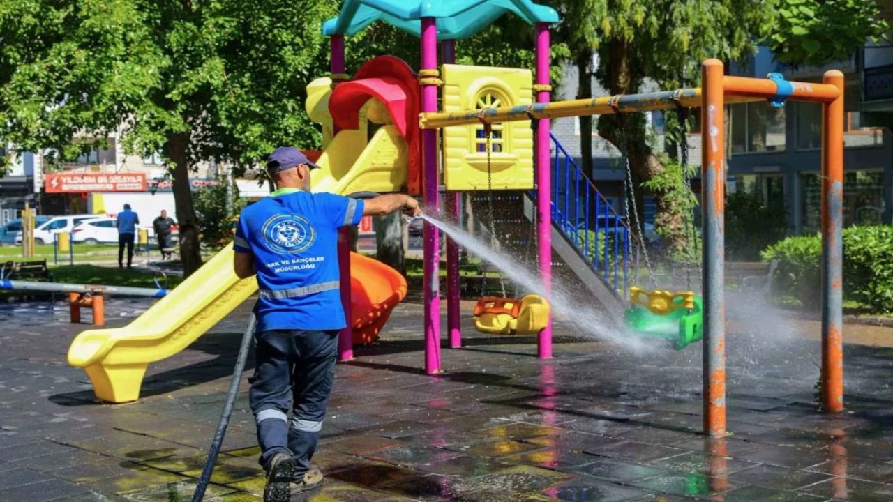 Buca'da sokaklardan parklara yaz temizliği başladı