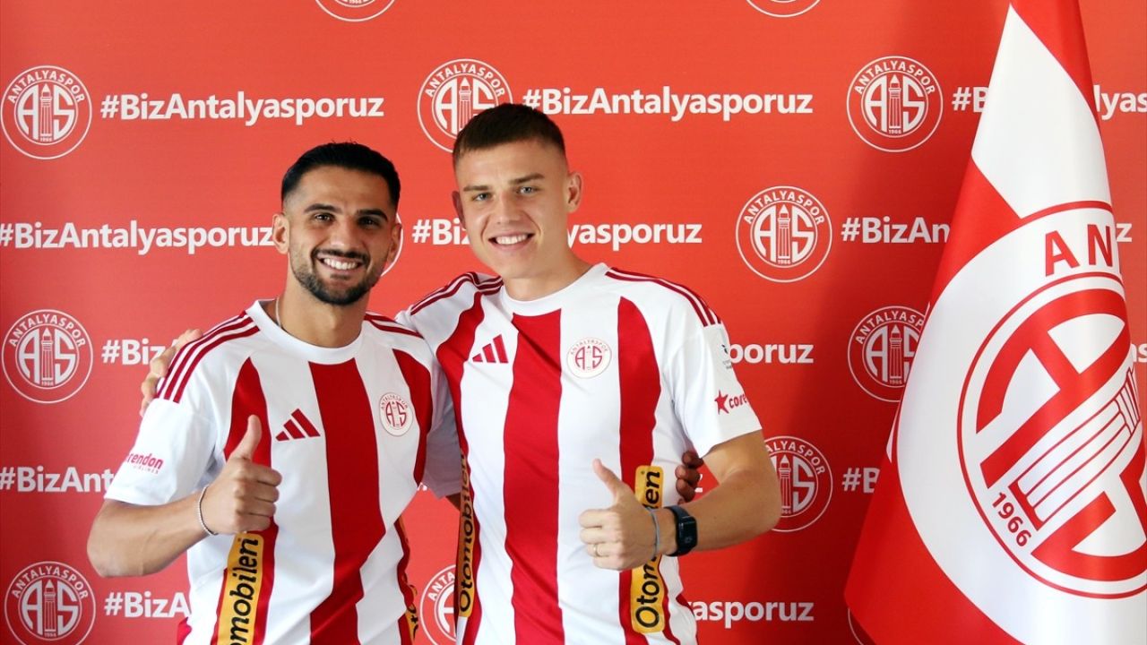 Antalyaspor'da İmza Töreni: Oleksandr Petrusenko ve Abdurrahim Dursun Kadroya Katıldı