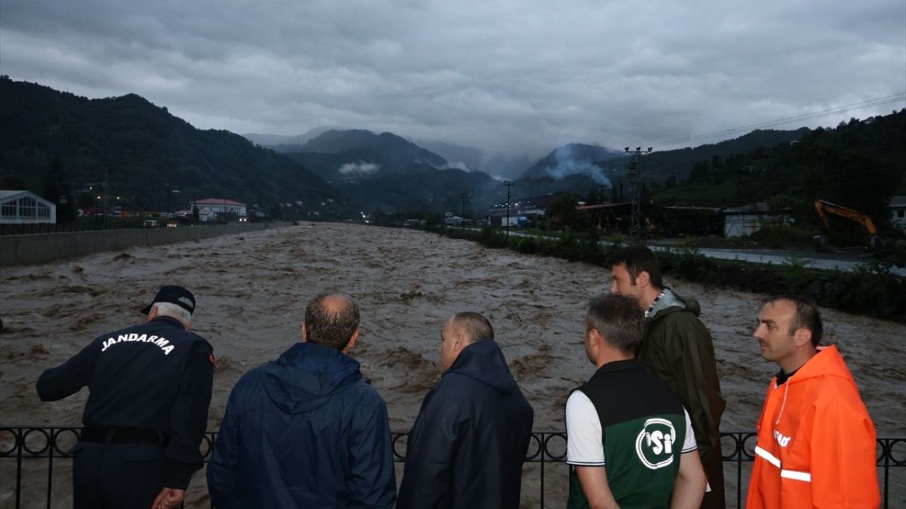 Artvin'de Şiddetli Yağışlar Sonrası 32 Köy Yolu Kapandı