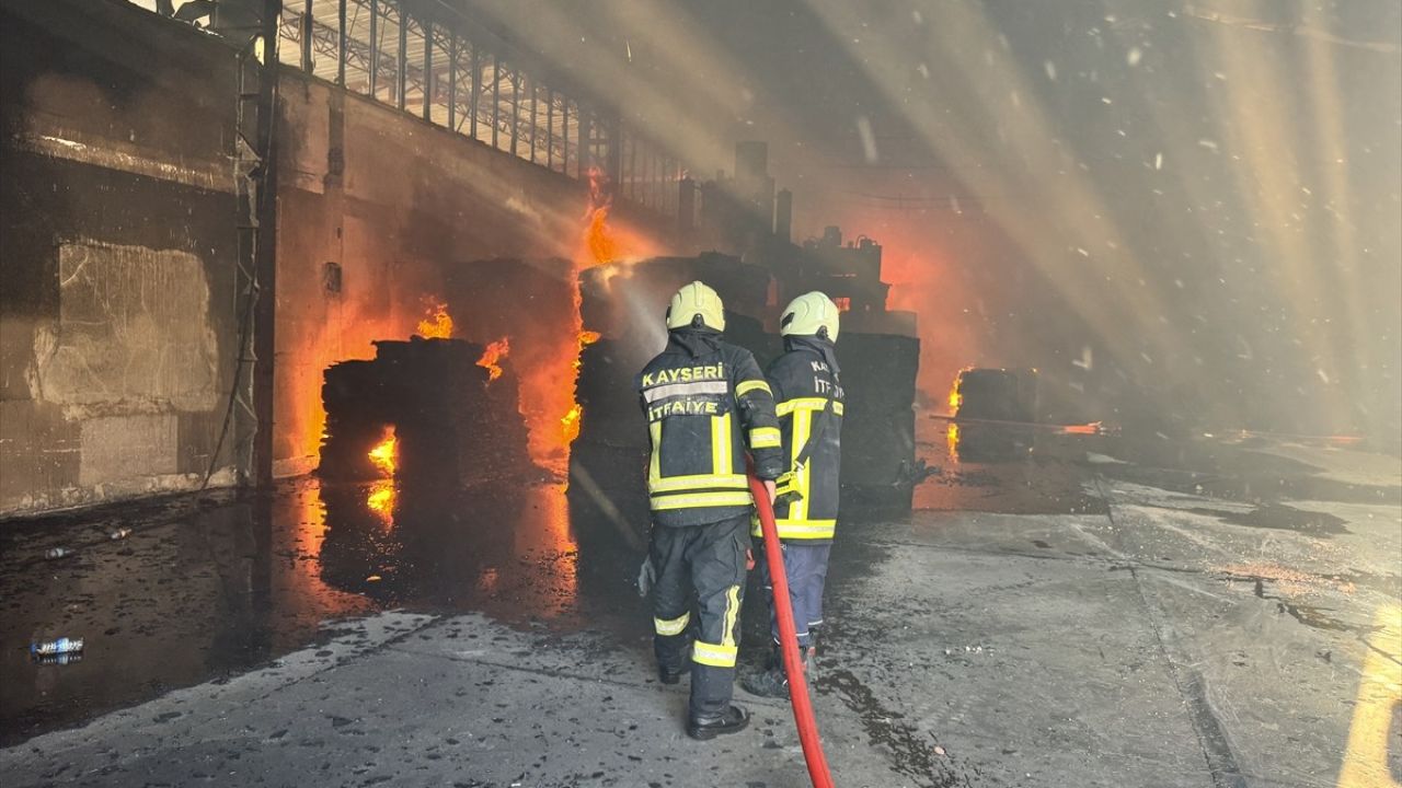 Kayseri'de Keçe Fabrikasında Yangın Çıktı