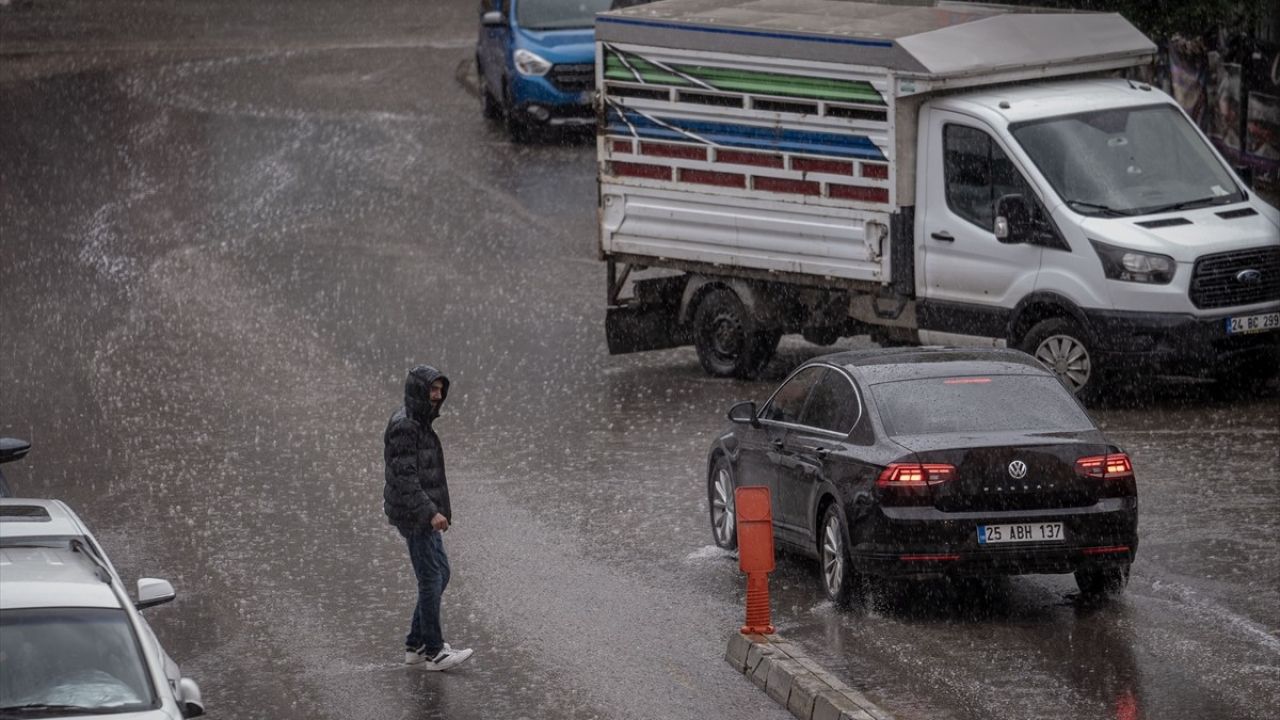 Erzurum'da Sağanak Yağış Hayatı Olumsuz Etkiliyor