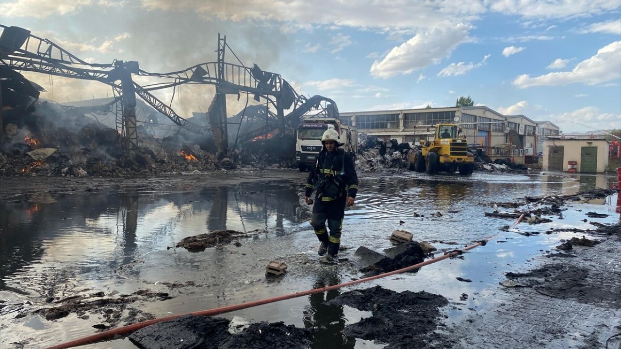 Kayseri'deki Keçe Fabrikasında 14 Saat Süren Yangın Kontrol Altına Alındı