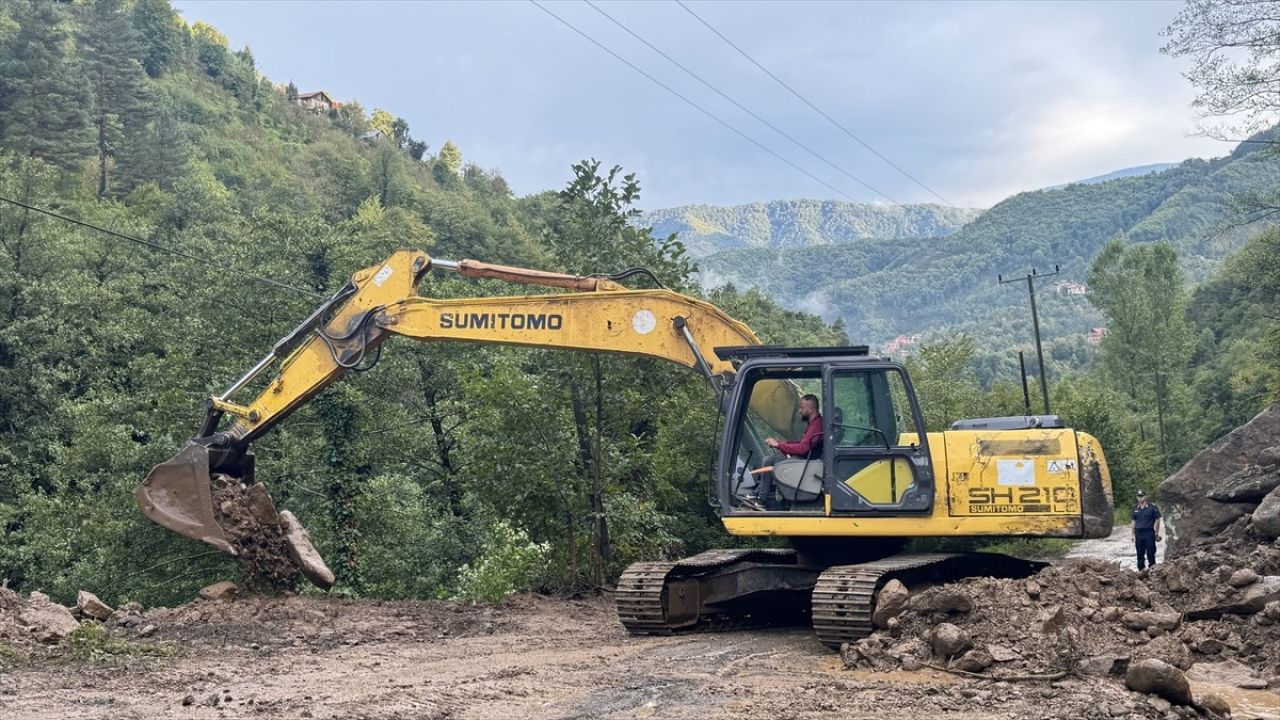 Artvin'de Heyelan ve Taşkınlar Sonrası 32 Köy Yolu Açıldı