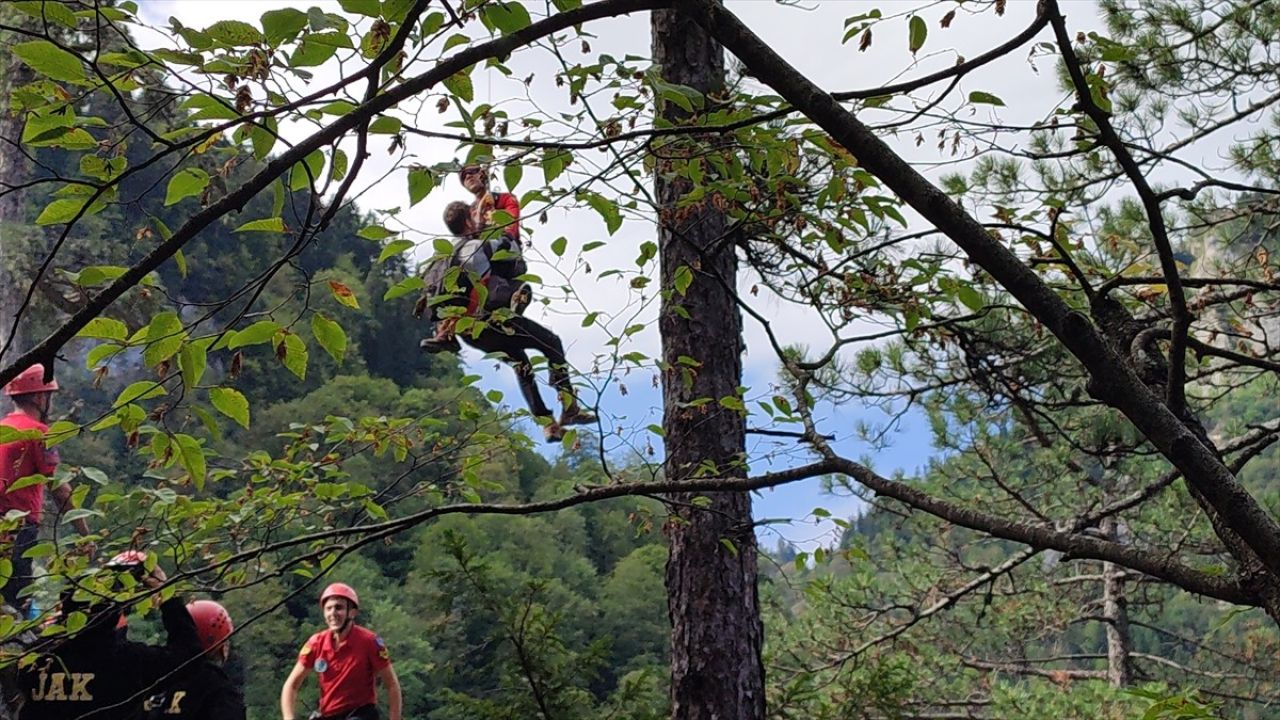 Kastamonu'da Kayalıklarda Mahsur Kalan İki Madenci Helikopterle Kurtarıldı