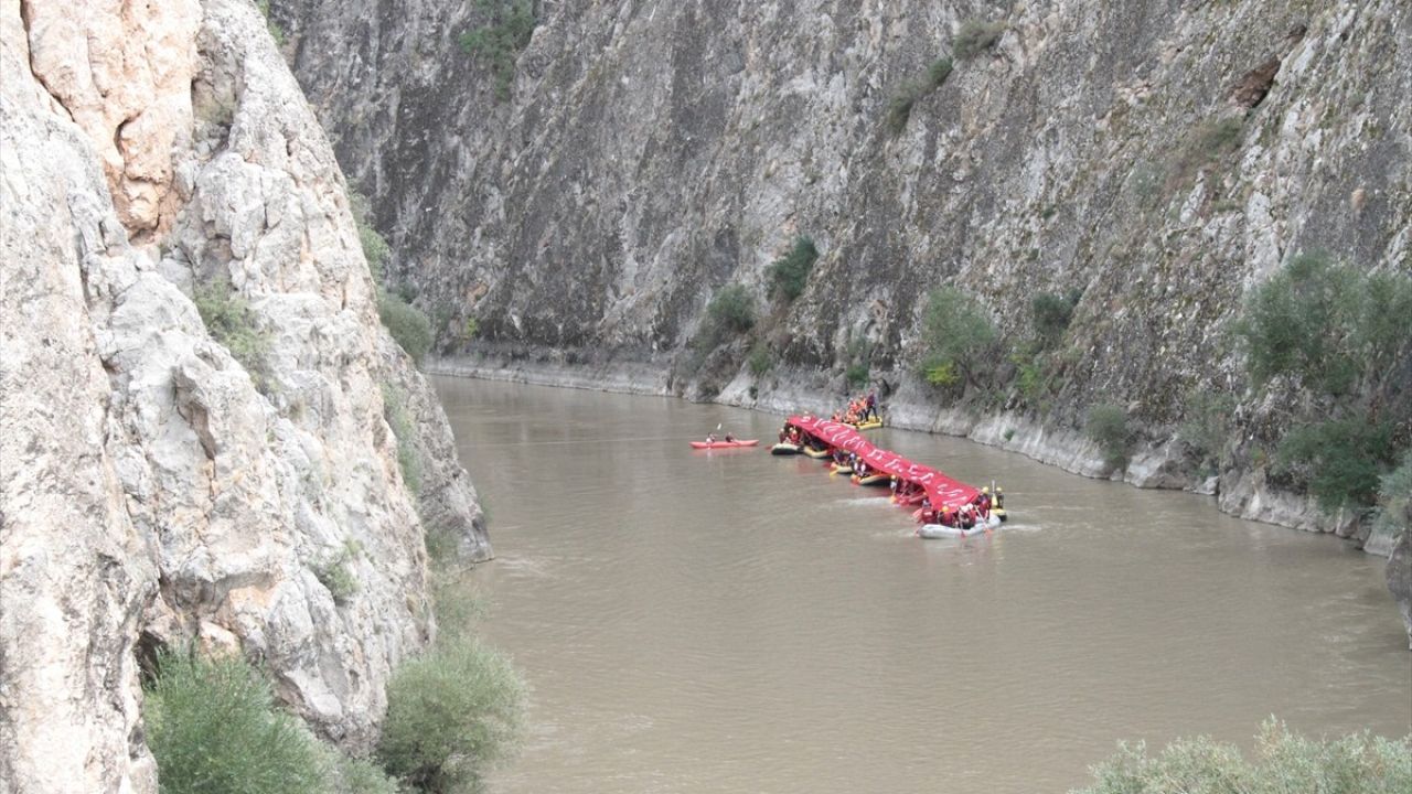 Erzincan'da Gazilerle Nehir Raftingi Etkinliği